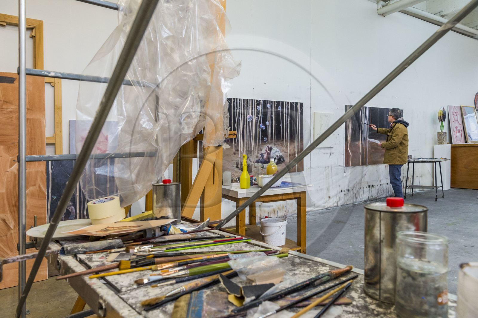 France, Seine-Saint-Denis (93), Les Lilas, l'artiste peintre Xiao Fan Ru dans son atelier France, Seine-Saint-Denis (93), Les Lilas, l'artiste peintre Xiao Fan Ru dans son atelier
