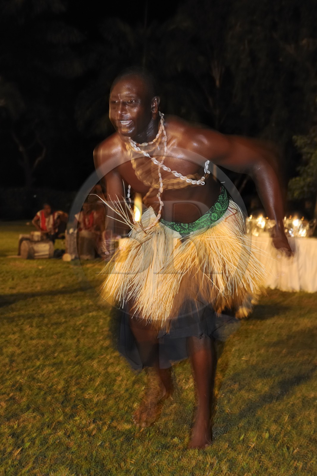 Tanzanie, Dar es-Salaam hôtel Mövenpick, spectacle de danses traditionnelles dans les jardins