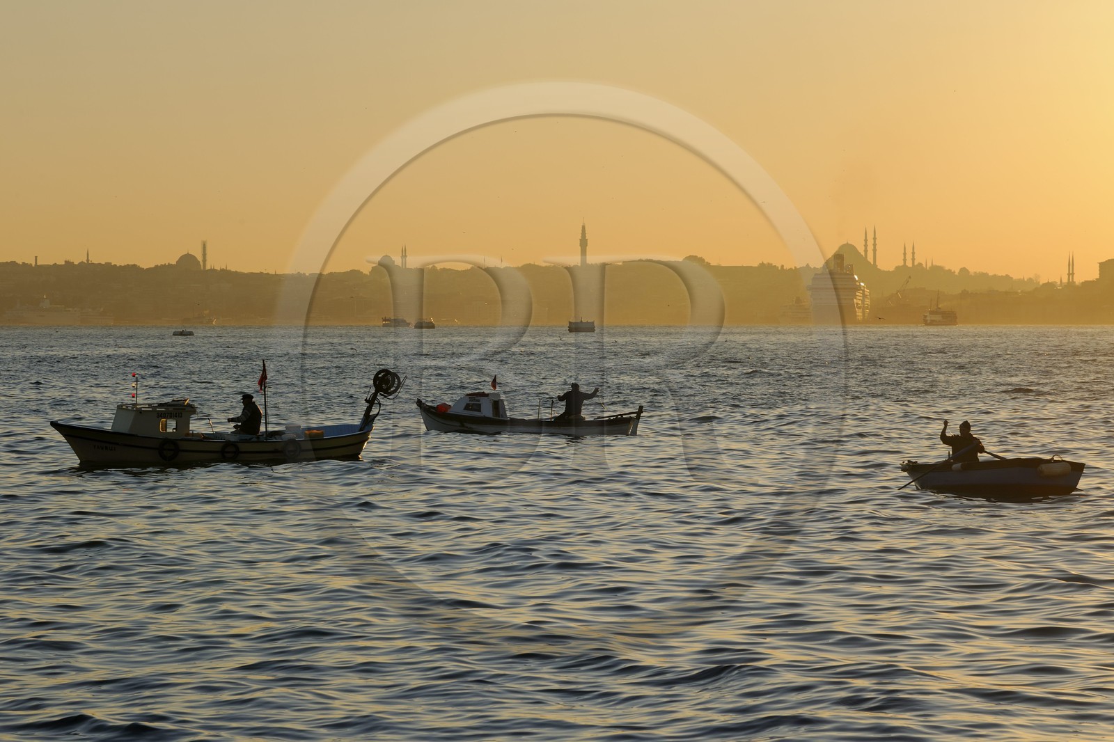 Turquie, Istanbul, bateaux de pêcheurs sur le Bosphore avec la Corne d'Or en arrière plan Turquie, Istanbul, bateaux de pêcheurs sur le Bosphore avec la Corne d'Or en arrière plan