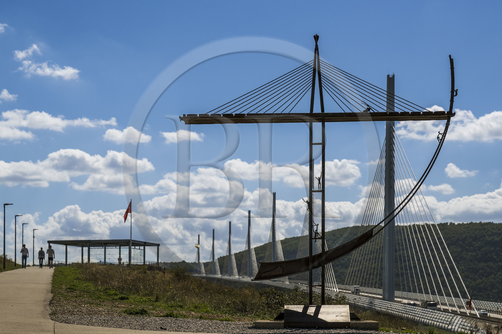 France, Aveyron (12), parc naturel régional des Grands Causses, Millau, le viaduc de Millau des architectes Michel Virlogeux et Norman Foster, sculpture réalisée pour les 10 ans du viaduc sur l'aire d'autoroute et son point de vue France, Aveyron (12), parc naturel régional des Grands Causses, Millau, le viaduc de Millau des architectes Michel Virlogeux et Norman Foster, sculpture réalisée pour les 10 ans du viaduc sur l'aire d'autoroute et son point de vue