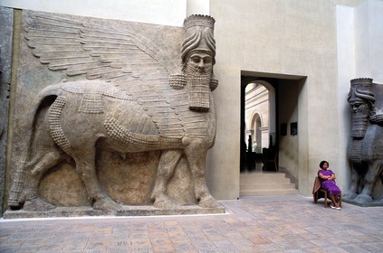 France, Paris (75), Musée du Louvre, Antiquités orientales, Cour Khorsabad, statues monumentales assyriennes de taureaux ailés, gardiens des portes du palais du roi Sargon II du VIIIe siècle avant JC