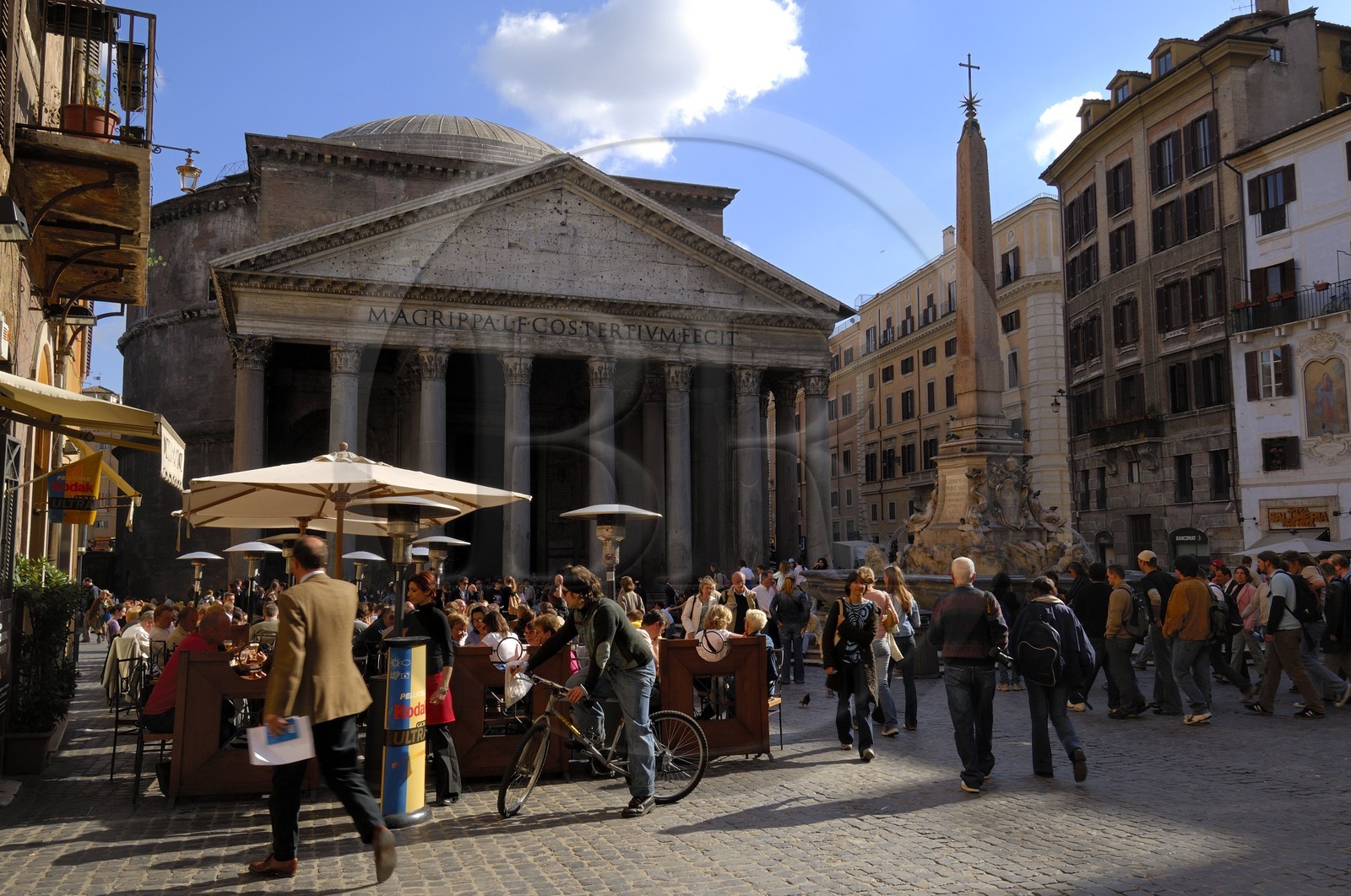Italie, Latium, Rome, centre historique classé Patrimoine Mondial de l'UNESCO, Piazza della Rotonda (place de la Rotonde), le Panthéon