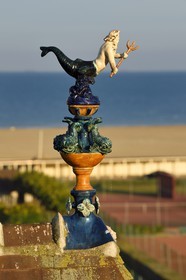 France, Calvados (14), Pays d'Auge, Deauville, l'Hotel Normandy Barriere, épi de faitage représentant Poseidon, typique des toits du pays d'Auge