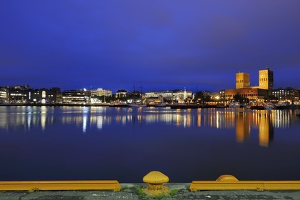 Norvège, Oslo, l'hôtel de Ville (Radhuset) domine le port