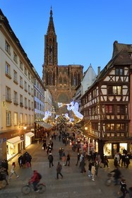 France, Bas-Rhin (67), Strasbourg, vieille ville classée au Patrimoine Mondial de l'UNESCO, la facade occidentale de la cathédrale Notre-Dame et la rue Mercière avec ses décors de Noël