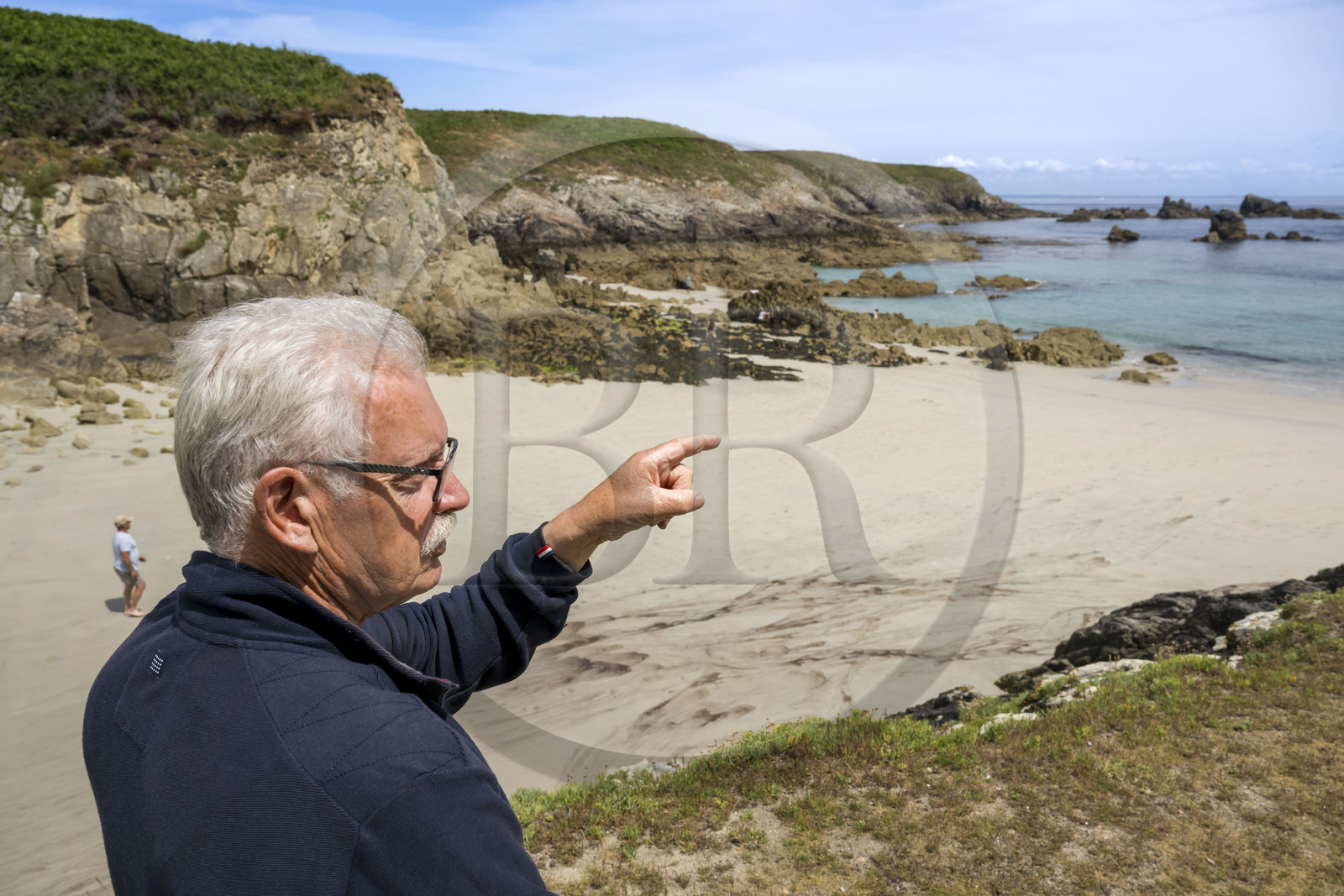 France, Finistère (29), Mer d'Iroise, Ile d'Ouessant, Port d'Arlan, Paul Boloré, artiste naviguant entre art naïf et art brut, ramasse des coquillages et des objets laissés par la mer pour créer lui-même des objets souvenirs