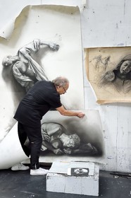 France, Ivry-sur-Seine (94), l'artiste plasticien Ernest Pignon-Ernest dans son atelier