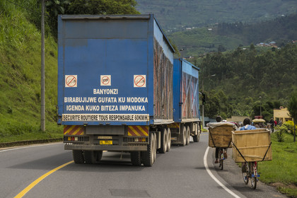 Rwanda, Province du Nord, camion et vélos de transport sur la Route Nationale 4 entre Kigali et Ruhengori