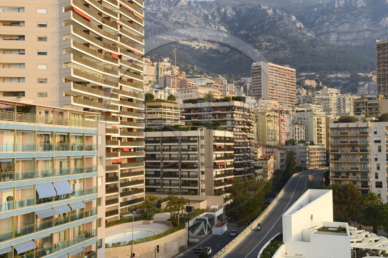 Principauté de Monaco, Monaco, Monte-Carlo, boulevard du Larvotto et immeuble NI BOX au premier plan Principauté de Monaco, Monaco, Monte-Carlo, boulevard du Larvotto et immeuble NI BOX au premier plan