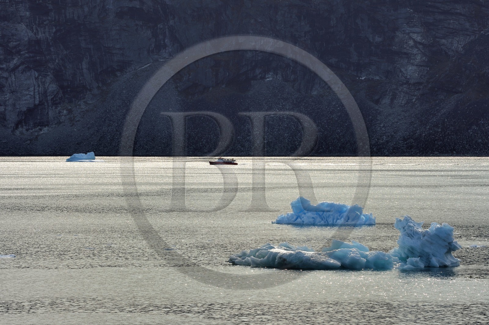 Groenland, cote ouest, baie de Disko, bateau remontant le detroit d'Ataa en longeant la falaise