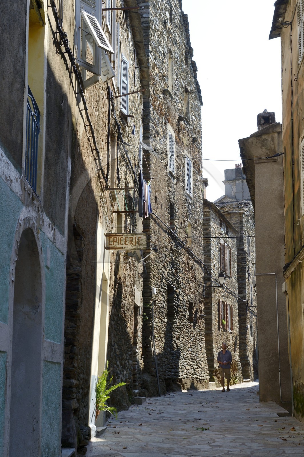 France, Haute-Corse (2B), région de la Casinca en Castagniccia, maisons de schiste dans la rue principale du village de Venzolasca
