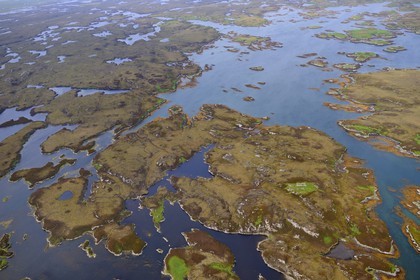Royaume-Uni, Ecosse, Hébrides extérieures, Ile de North Uist recouvert d'une mosaïque de tourbières, basses collines et lochs, Ile de Bendecula (vue aérienne)