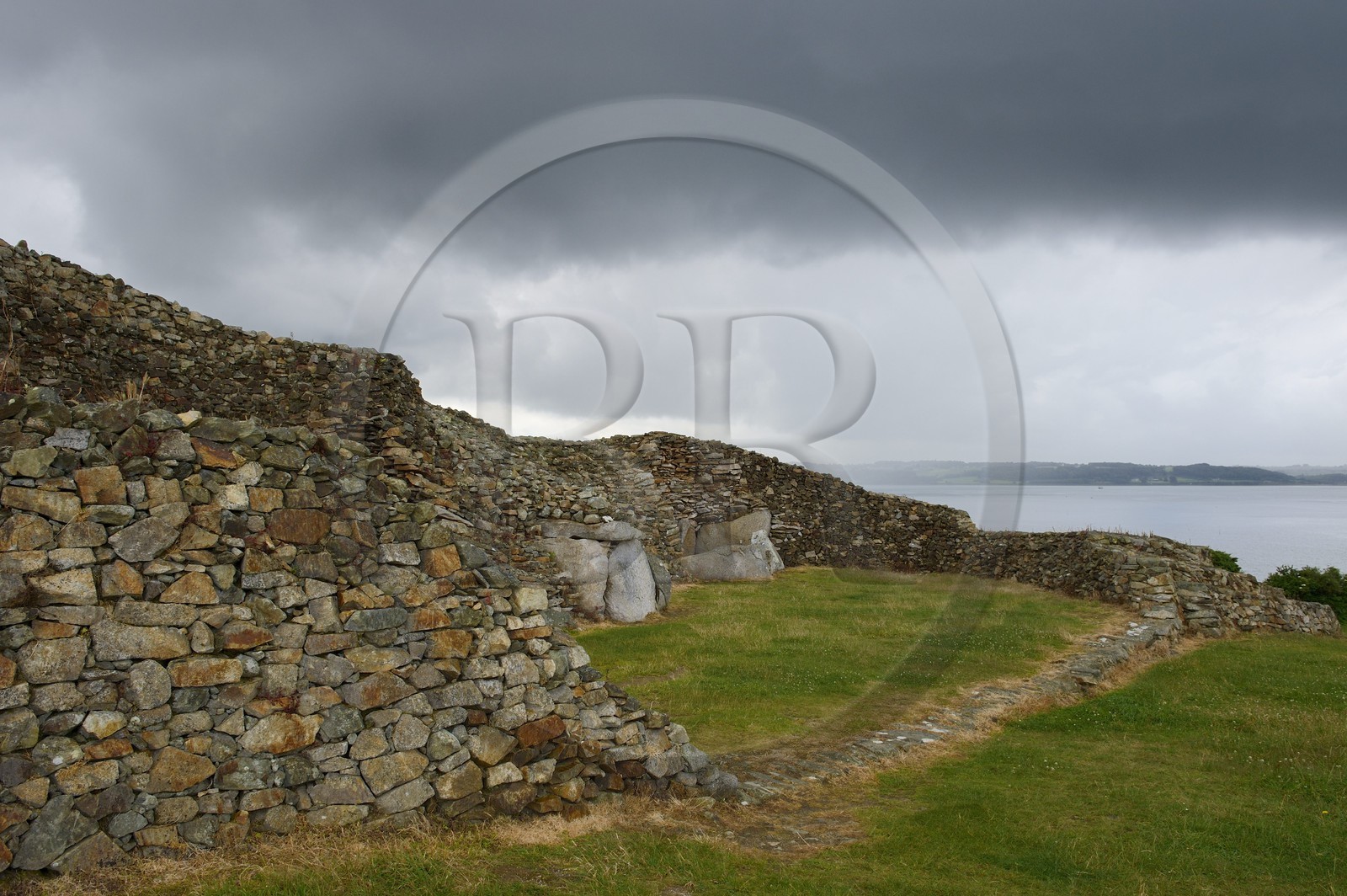 France, Finistère (29), Presqu'île de Kernehelen (Baie de Morlaix) le Cairn de Barnenez, vieux de 6000 ans composé de deux Cairns