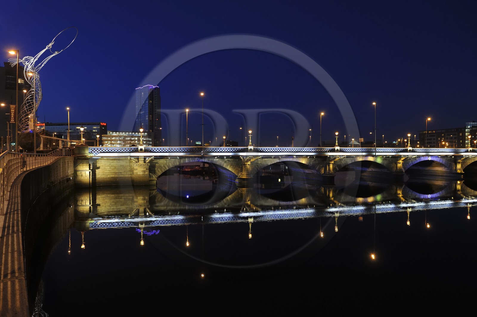 Royaume-Uni, Irlande du Nord, Belfast, le waterfront au bord de la rivière Lagan, Queens Bridge, Beacon of Hope (statue pour la Paix) est une sculpture en métal par Andy Scott de 19,5 mètres de haut construiet en 2007 à Thanksgiving Square et le plus haut gratte-ciel d'Irlande la Obel Tower en arrière plan