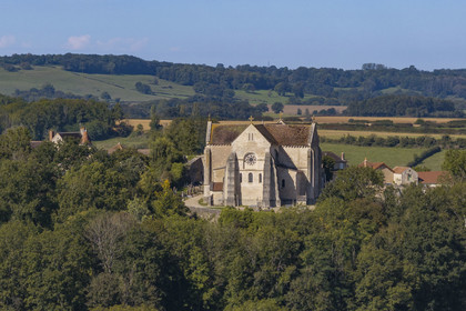 France, Yonne (89), Montréal (Bourgogne), la collégiale Notre-Dame de syle roman du XIIème siècle (vue aérienne)