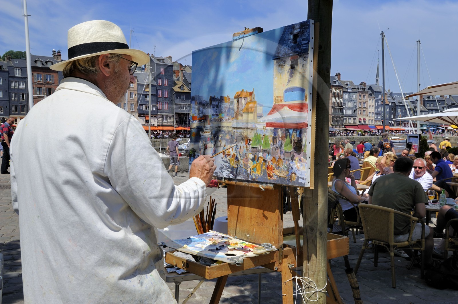 France, Calvados (14), Honfleur, le peintre honfleurais Daniel Lallemand peignant le Vieux-Bassin
