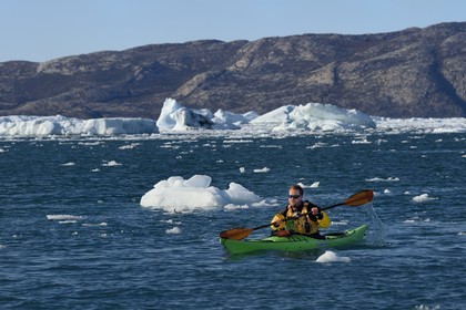 Groenland, cote ouest, baie de Disko, baie de Quervain, kayak progressant au milieu des icebergs