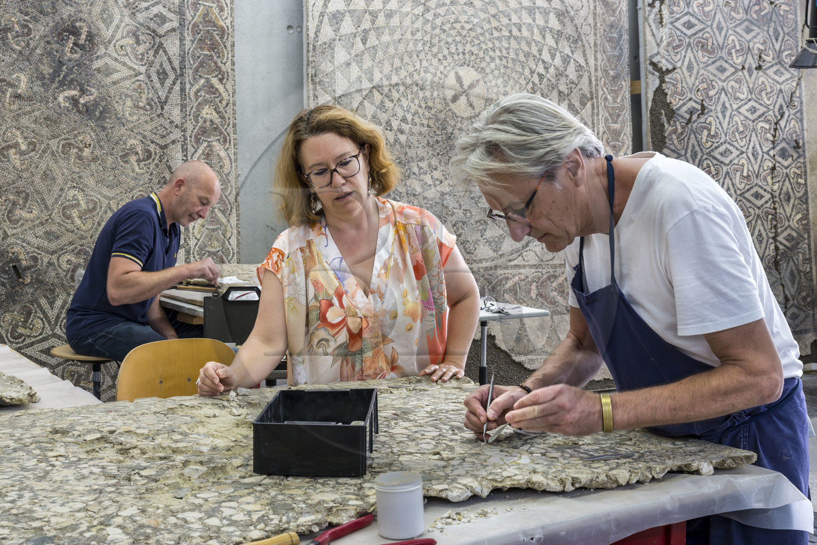 France, Bouches-du-Rhône (13), Arles, musée départemental Arles antique, atelier de conservation et de restauration, restauration du tullo, mortier antique découvert dans la maison de la harpiste (entre 70 et 50 av. J.-C.), Aurélie Martin responsable du service