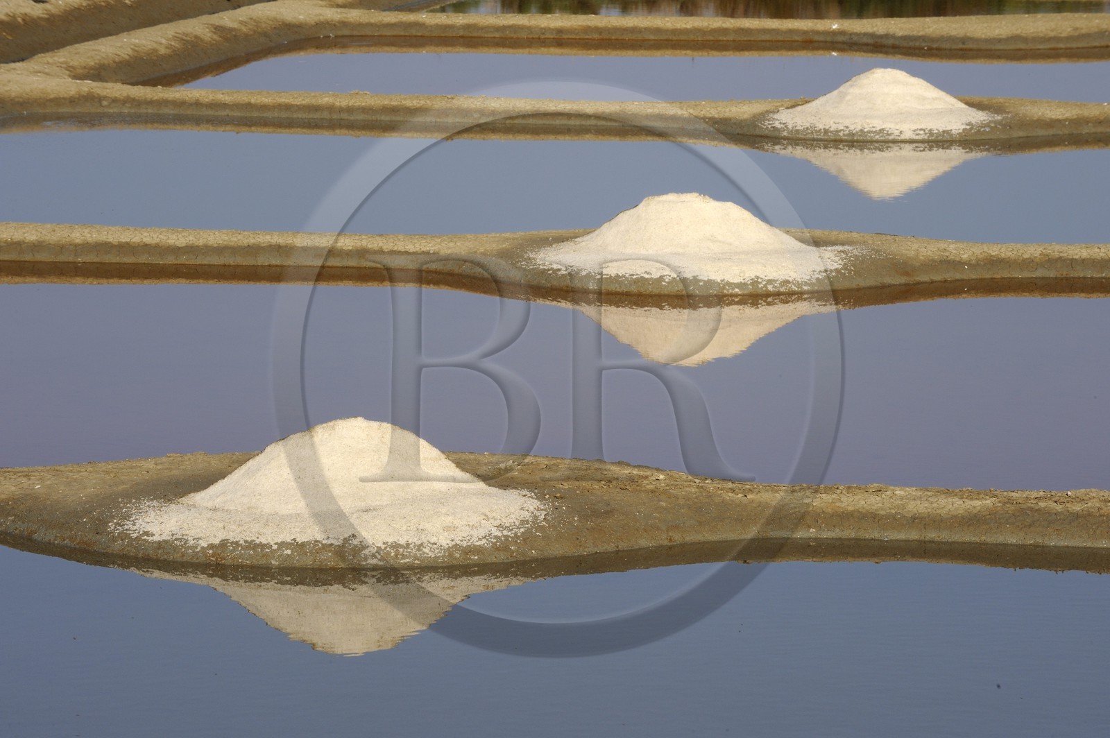 France, Loire-Atlantique (44), la Presqu'île de Guérande, tas de sel dans les marais salants