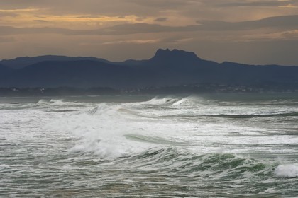 France, Pyrénées-Atlantiques (64), Pays-Basque, Biarritz, La Cote basque vers Saint Jean de Luz et les sommets des Pyrénées Basques