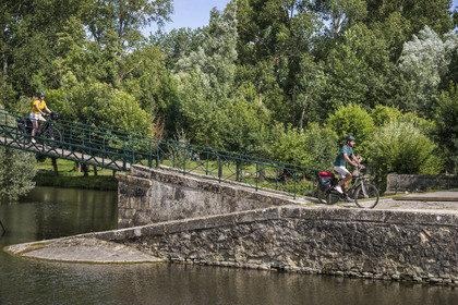 France, Deux-Sèvres, le Marais Poitevin, Green Venice, Le Vanneau-Irleau, bicycle journey along the canals and crossing a footbridge