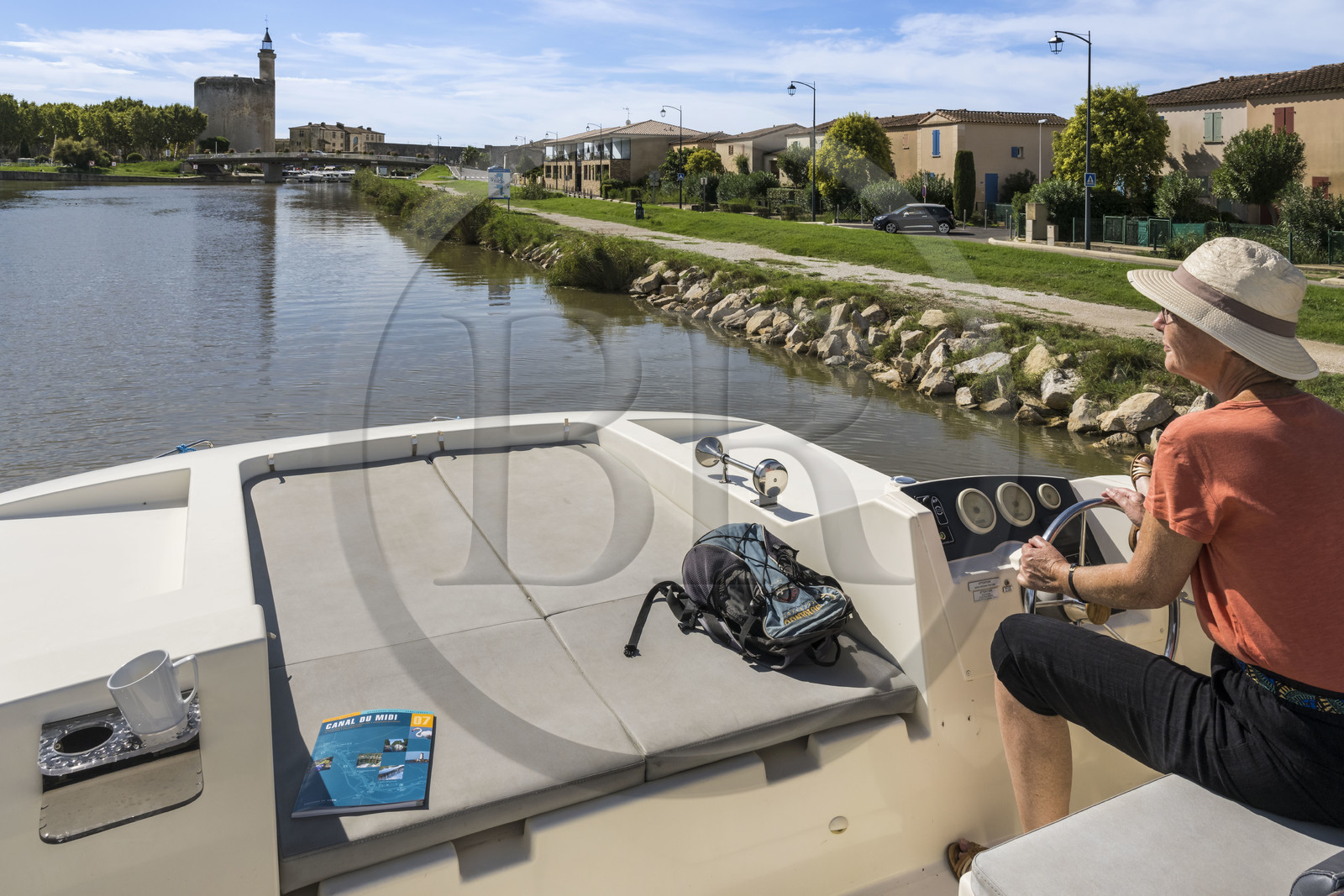 France, Gard (30), Aigues-Mortes, navigation d'un bateau de plaisance Le Boat sur le canal du Rhône à Sète, la Tour Constance et les remparts en arrière plan