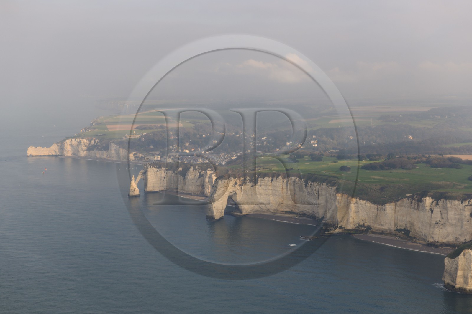 France, Seine-Maritime (76), Pays de Caux, Côte d'Albâtre, Etretat, la falaise d'Aval (vue aérienne)