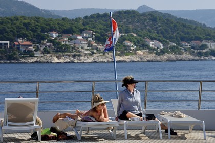 Croatie, Dalmatie, cote dalmate, Ile de Hvar, sur le pont arrière du bateau de croisière Ave Maria