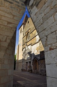 France, Dordogne (24), Périgord Pourpre, Monpazier, labellisé Les Plus Beaux Villages de France, facade occidentale de l'église Saint-Dominique vue d'une cornière de la place des Cornières au coeur du village