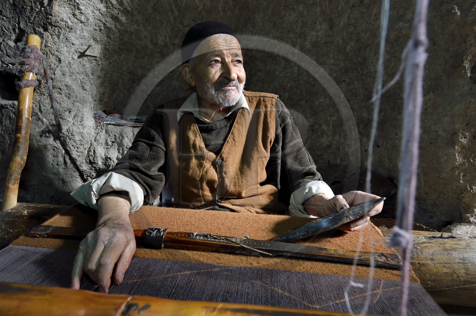 Iran, Province d'Ispahan, désert du Dasht-e Kavir, ville de Nain ou Na'in, Sayed Ali Mostapha, tisseur de laine de chameau de 85 ans dans son atelier souterrain à Mohammadiyeh