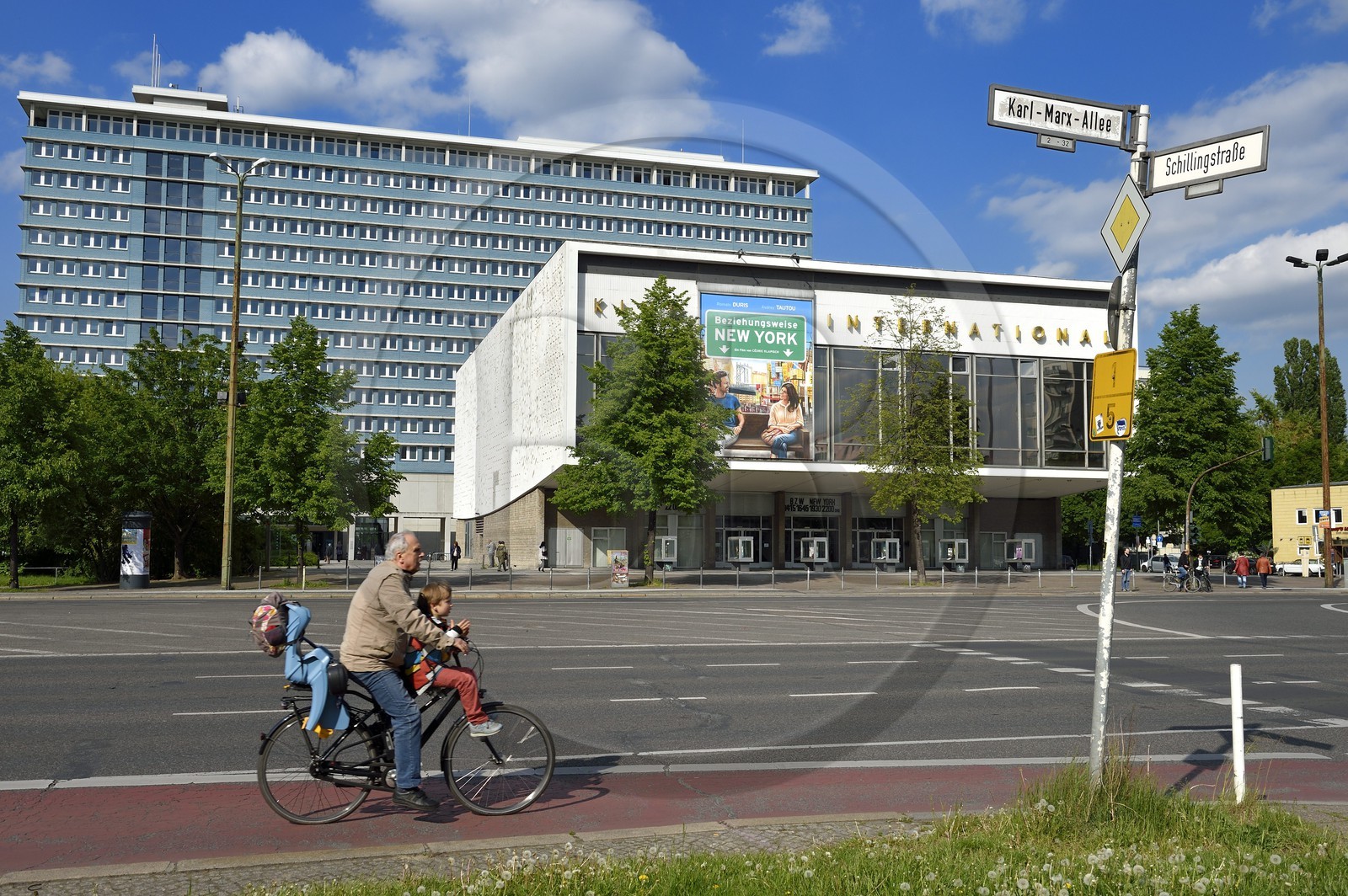 Allemagne, Berlin, la Karl-Marx Allee est la plus grande artère du pays menant d'Alexanderplatz à Frankfurter Tor et le régime communiste y faisait défiler son armée chaque année, la salle de cinéma Kino International