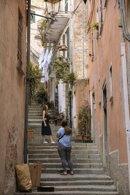 Italie, Ligurie, Cinque Terre, parc national des Cinque Terre classé Patrimoine Mondial de l'UNESCO, village de Monterosso al Mare, une ruelle en escalier du vieux village
