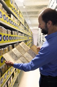 France, Puy-de-Dôme (63), Clermont-Ferrand, archives de L'Aventure Michelin, musée retraçant toutes les activités du groupe Michelin, Stéphane Nicolas, responsable du patrimoine historique de Michelin, présente la toute première carte test de 1908 sur la région de Clermont-Ferrand