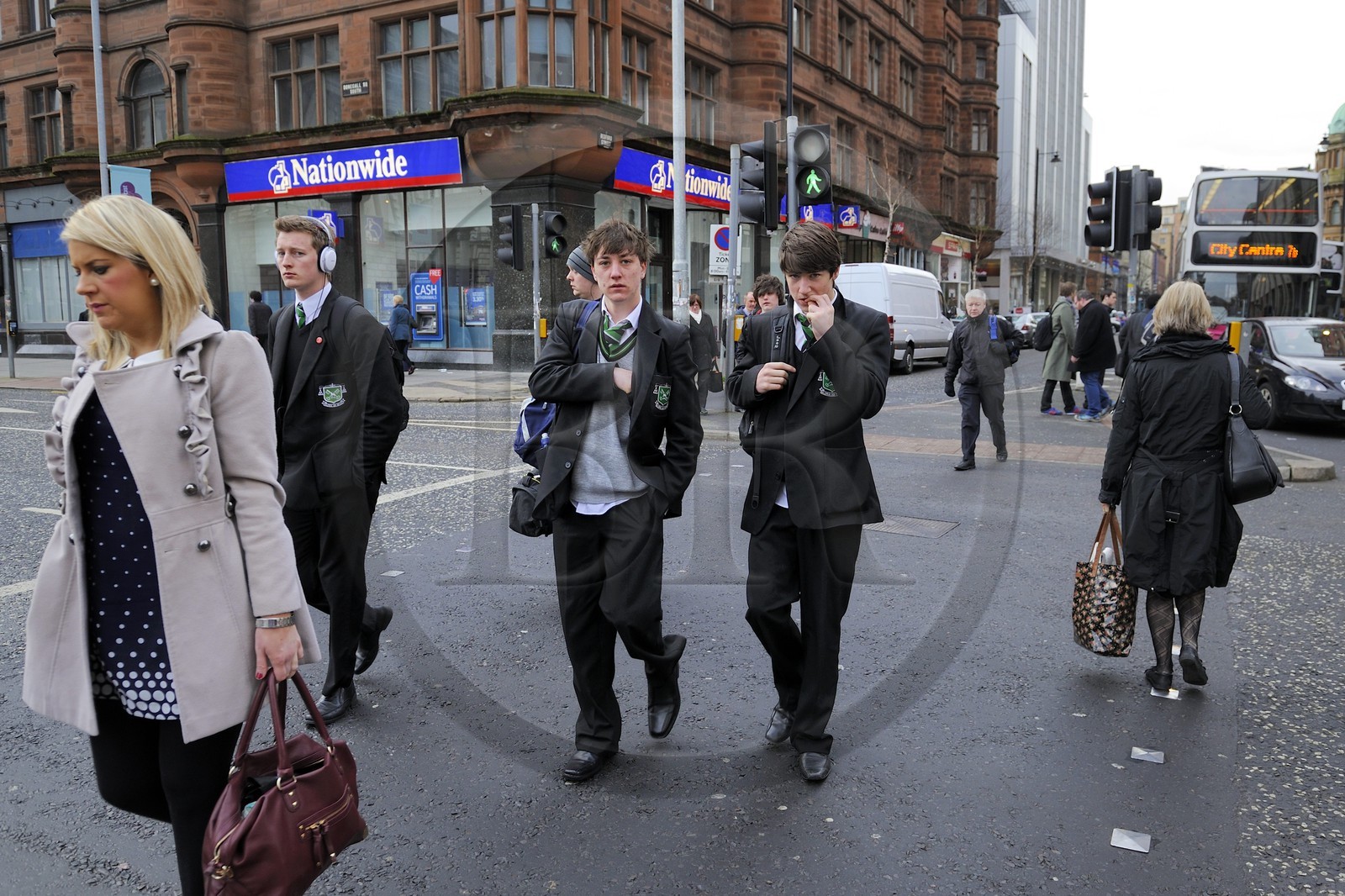 Royaume-Uni, Irlande du Nord, Belfast, écoliers en uniformes après les cours sur Donegall square