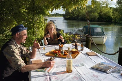France, Charente-Maritime (17), Saintonge, Saint-Savinien, labellisé Villages de pierres et d'eau, chambres d’hotes Au Quai des Fleurs, Laurence et Steve nous accueillent dans leur jardin donnant sur la Charente