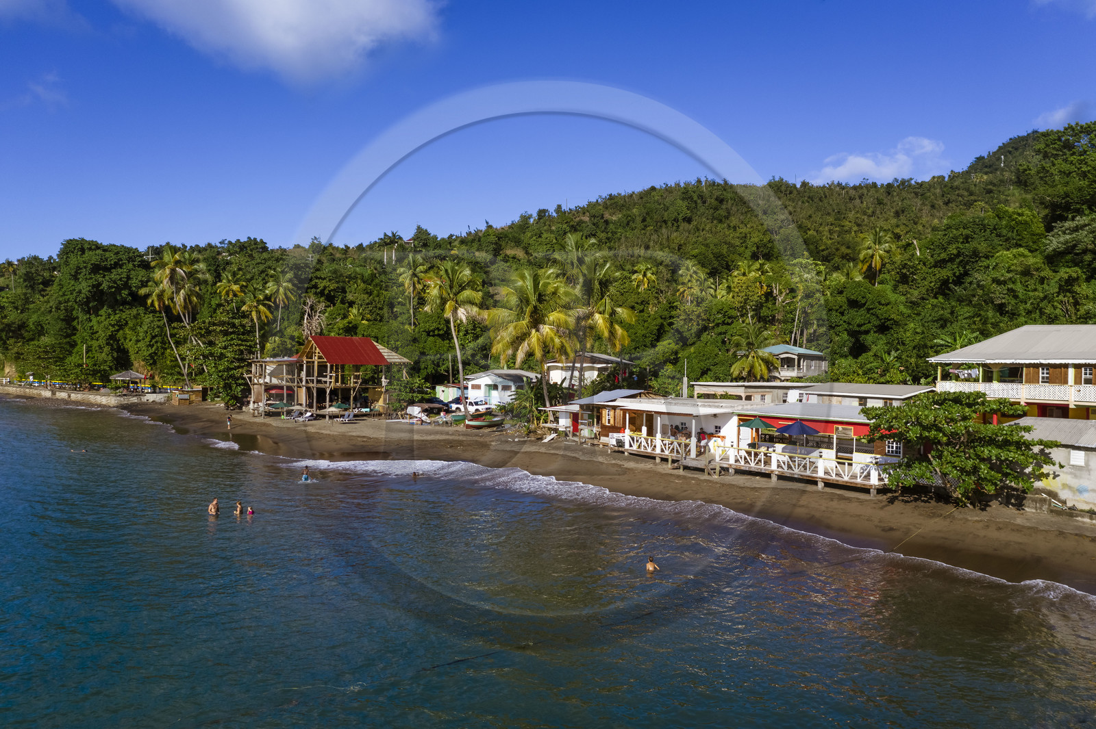 Caraïbes, Ile de la Dominique, plage de Toucari Bay au nord de Portsmouth (vue aérienne)