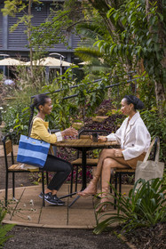 Rwanda, Kigali, Norrsken House Kigali, la styliste Gloria Girabawe, fondatrice et PDG de Flove, présente un nouveau sac de sa collection à son amie Winnie Shema