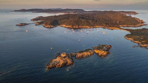 France, Var (83), Iles d'Hyères, parc national de Port Cros, Ile de Porquerolles, Fort du Petit Langoustier datant du XVIIème siècle sur son ilot et Porquerolles en arrière plan (vue aérienne)