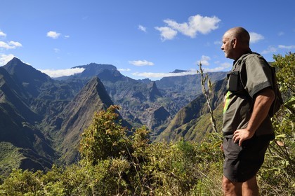 France, Ile de la Reunion, Parc National de la Réunion classé Patrimoine Mondial de l'UNESCO, La Possession, vers le village de Dos d'Ane, randonnée de la Roche Bouteille, le randonneur François Gaulin sur le sentier de Cap Noir et le Cirque de Mafate à gauche