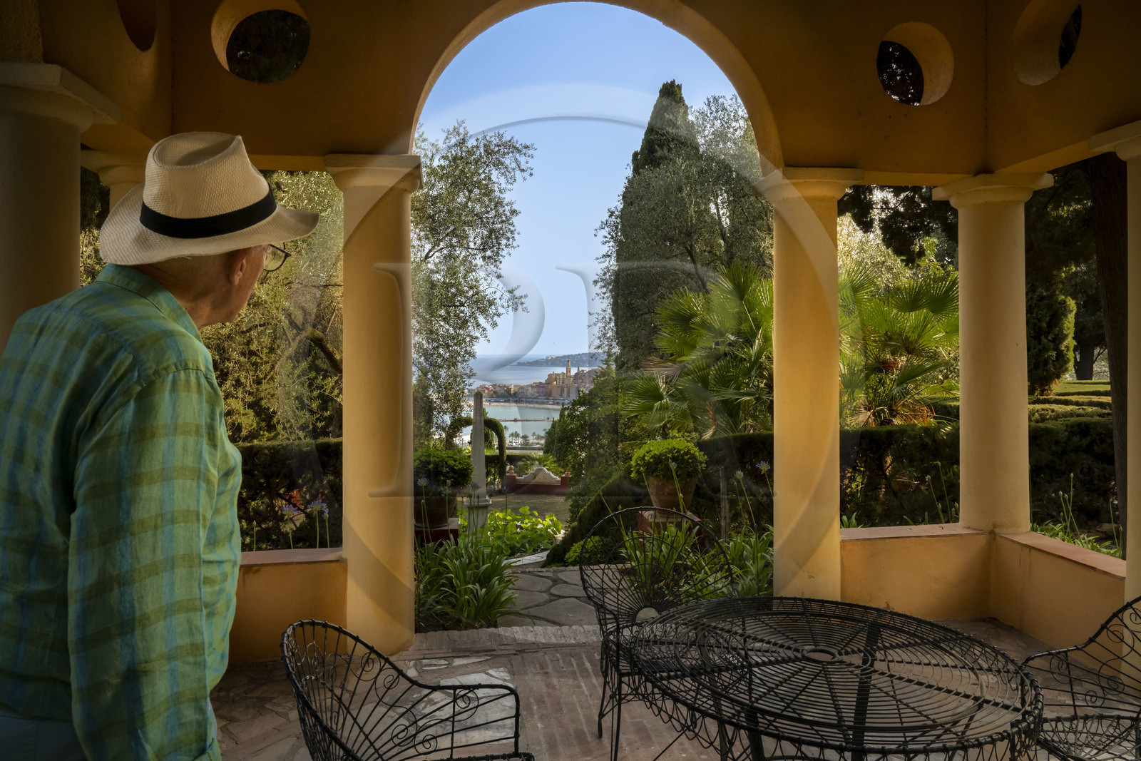 France, Alpes-Maritimes (06), Menton, Domaine des Colombieres, vue sur la ville depuis le jardin du domaine créé par Ferdinand Bac