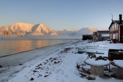 Norvège, Svalbard, Spitzberg, Longyearbyen, maisons en bois en bordure de l'Adventfjorden