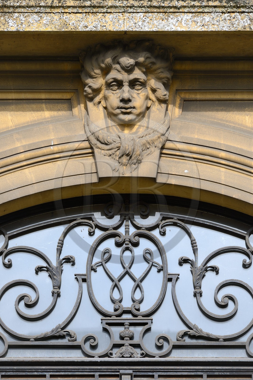 France, Moselle (57), Vallée de la Fensch, Hayange, anciens grands bureaux administratifs Wendel, chiffre de la famille Wendel en fer forgé au dessus d'une porte