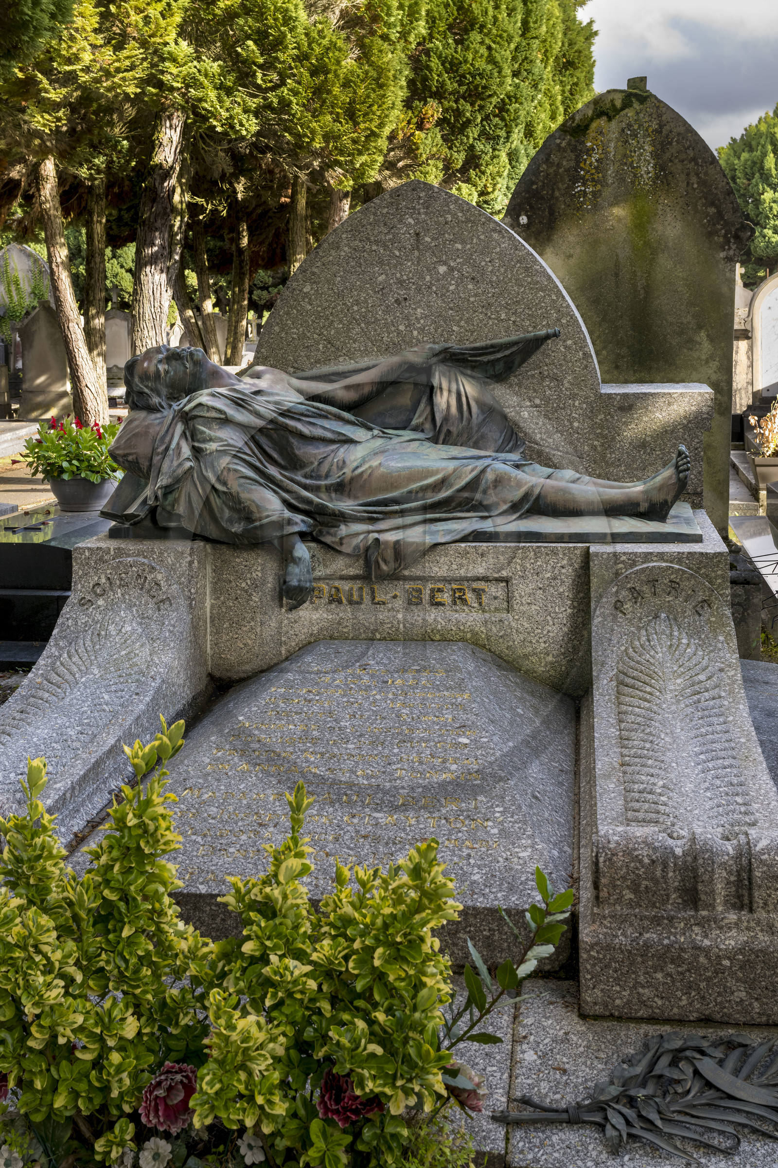 France, Yonne (89), Auxerre, le cimetière Saint-Amâtre (Dunant) fondé en 1793, tombeau de Paul Bert, le gisant en bronze est du sculpteur Auguste Bartholdi