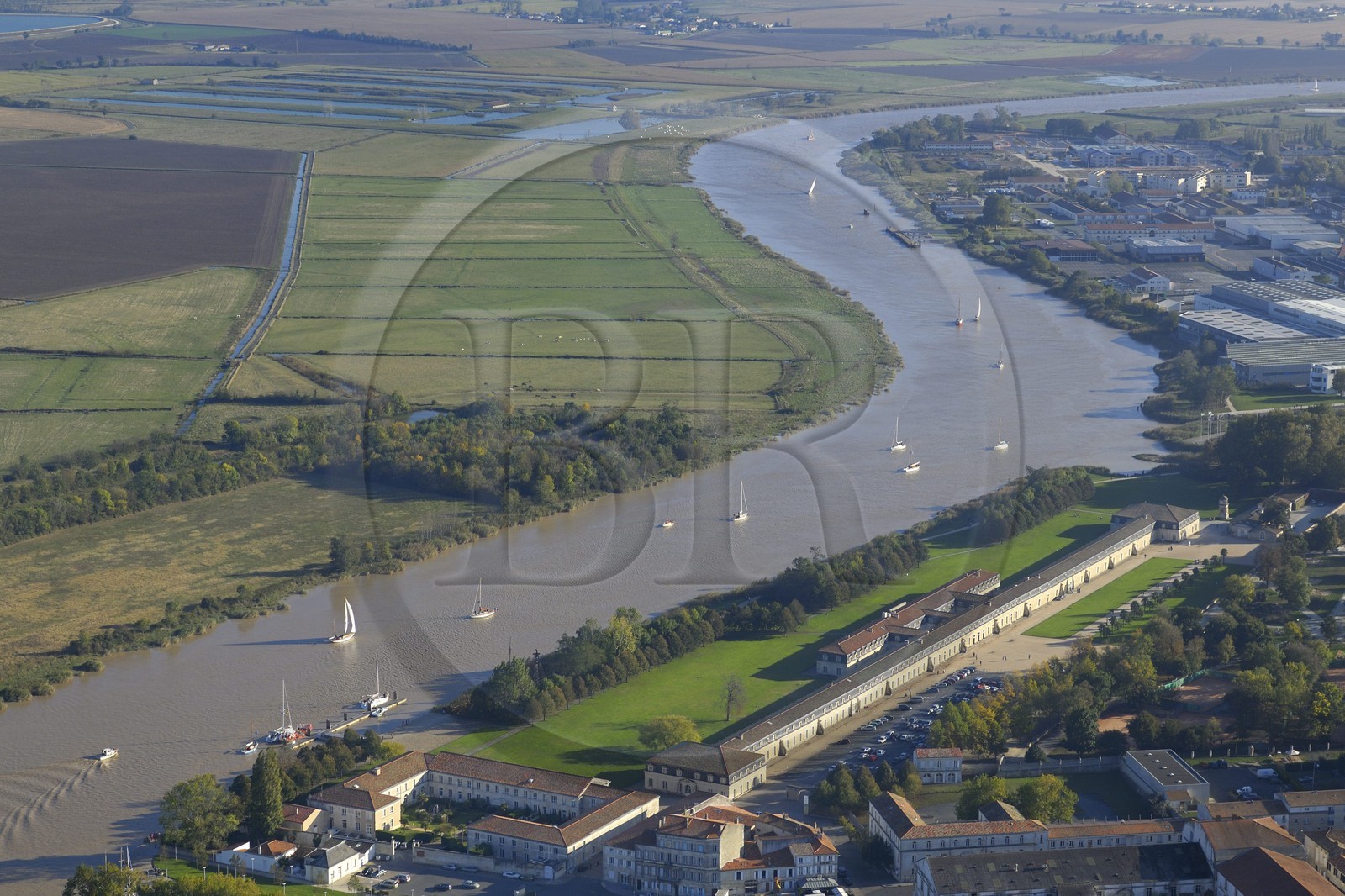 France, Charente-Maritime (17), Rochefort, la Corderie Royale dans le quartier de l'Arsenal le long de la Charente (vue aérienne)