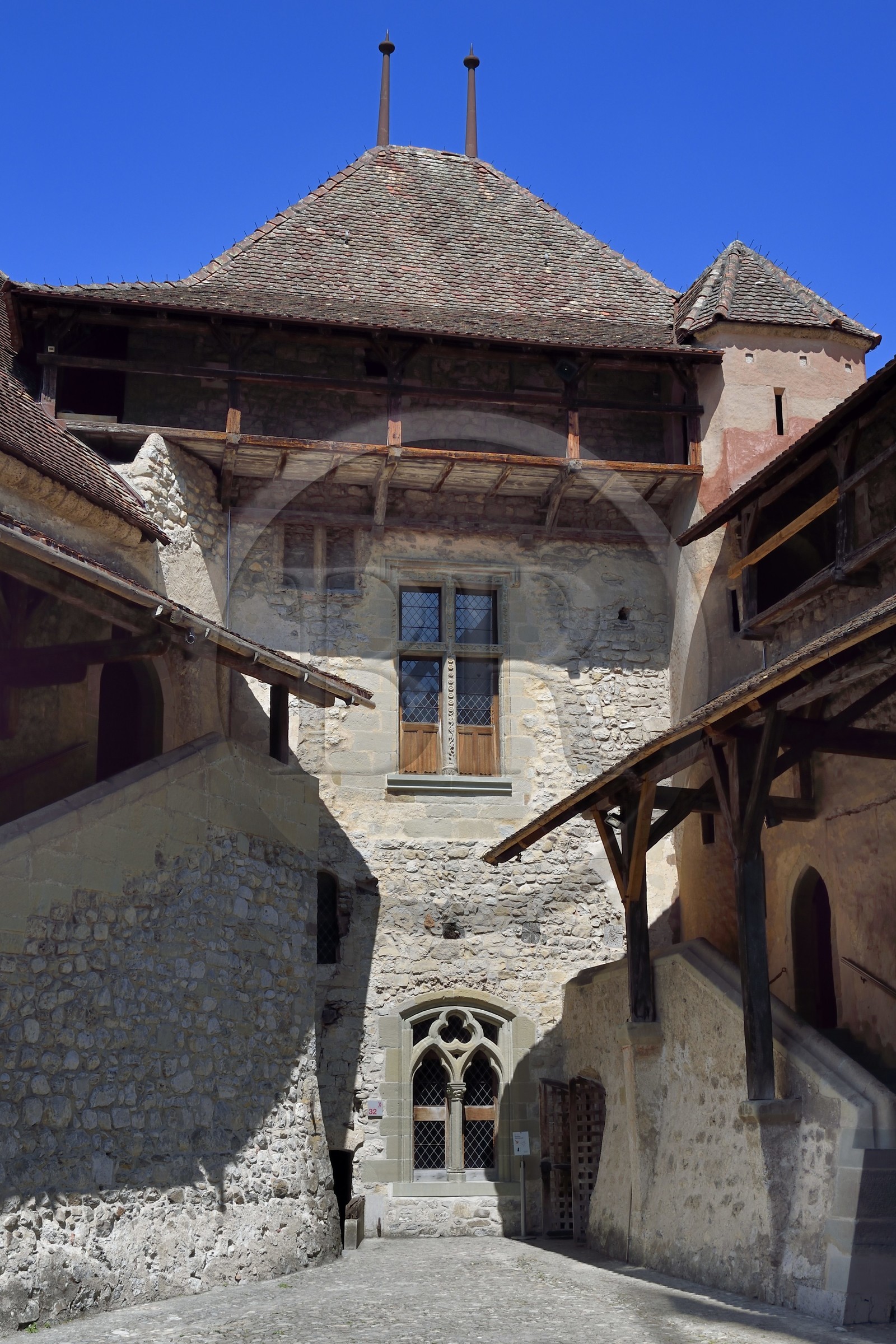 Suisse, Canton de Vaud, Veytaux, chateau Chillon sur les rives du lac Léman, une des quatre cours Suisse, Canton de Vaud, Veytaux, chateau Chillon sur les rives du lac Léman, une des quatre cours