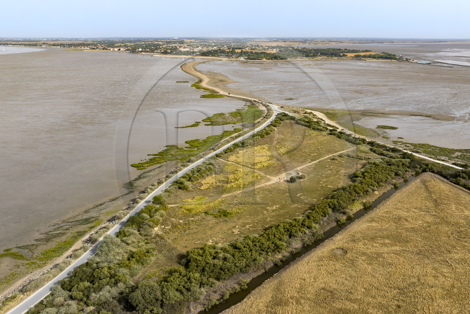 France, Charente-Maritime (17), Port-des-Barques, l'Ile Madame (et la Croix des Galets) et le tombolo de la Passe aux Boeufs qui la relie au continent en arrière plan (vue aérienne)