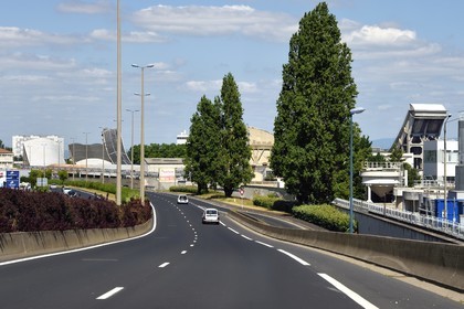 France, Puy-de-Dôme (63), Clermont-Ferrand, Pistes d'essai de l'usine Michelin de Cataroux, trois toboggans longs de 450 m et dont les extrémités recourbées culminent entre 20 m et 30 m de haut