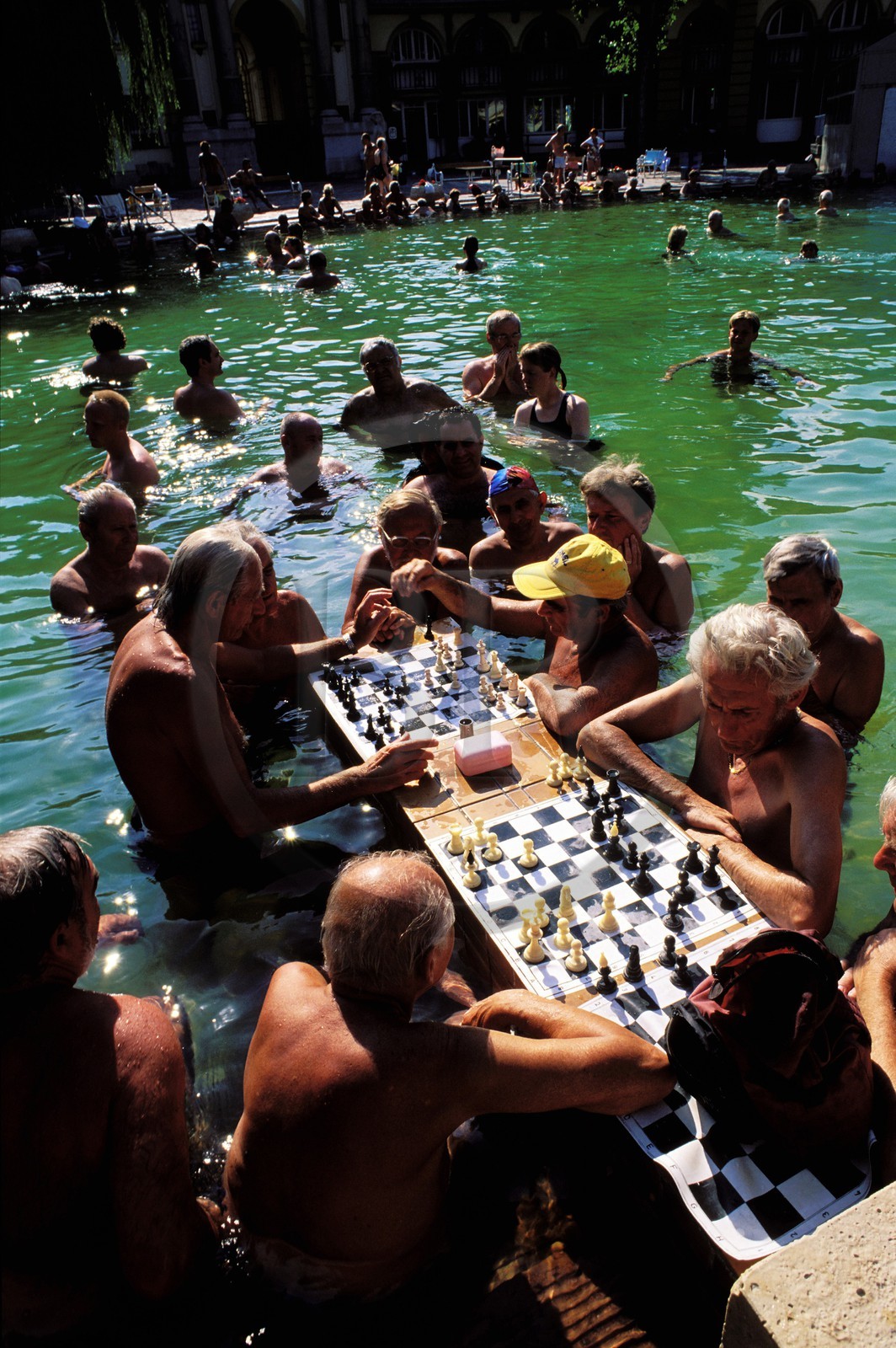 Hongrie, Budapest (Pest), Les joueurs d'échecs dans les célèbres bains de Szechenyi