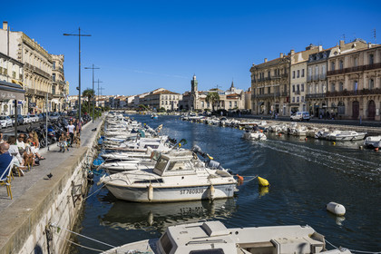 France, Hérault (34), Sète, le canal Royal et la Maison Régionale de la Mer dans l'ancien Palais Consulaire de style Art Déco en arrière-plan
