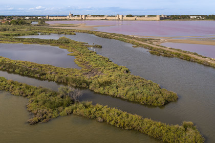 France, Gard (30), Aigues-Mortes, la ville médiévale entourée par ses remparts en bordure des marais salants (Salins du Midi) (vue aérienne)